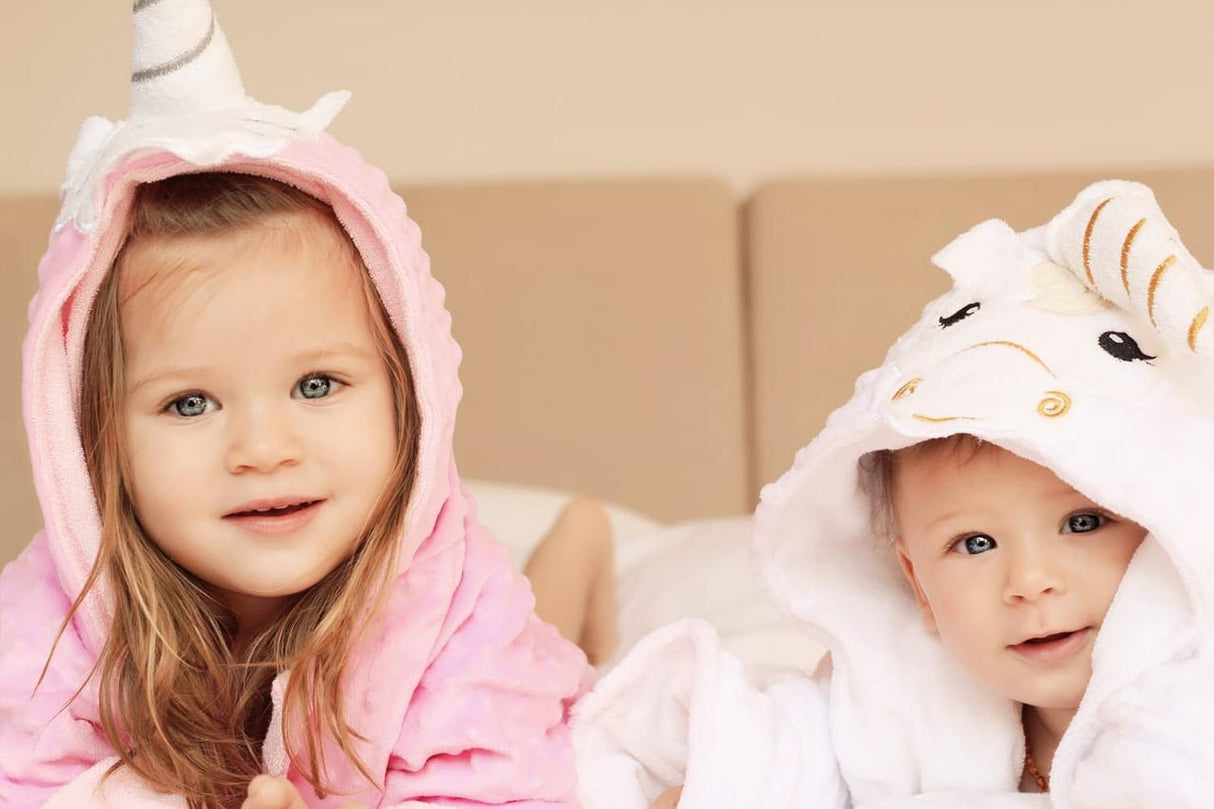 Bata de baño con forma de unicornio rosa para bebé