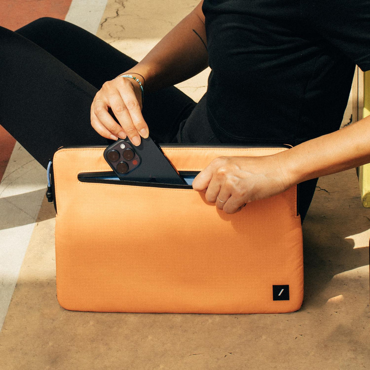 Funda Ultra Ligera para Macbook 16" Naranja Native Union