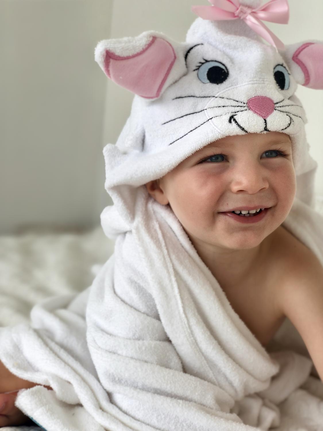 Children's towel in the shape of a white kitten, one size