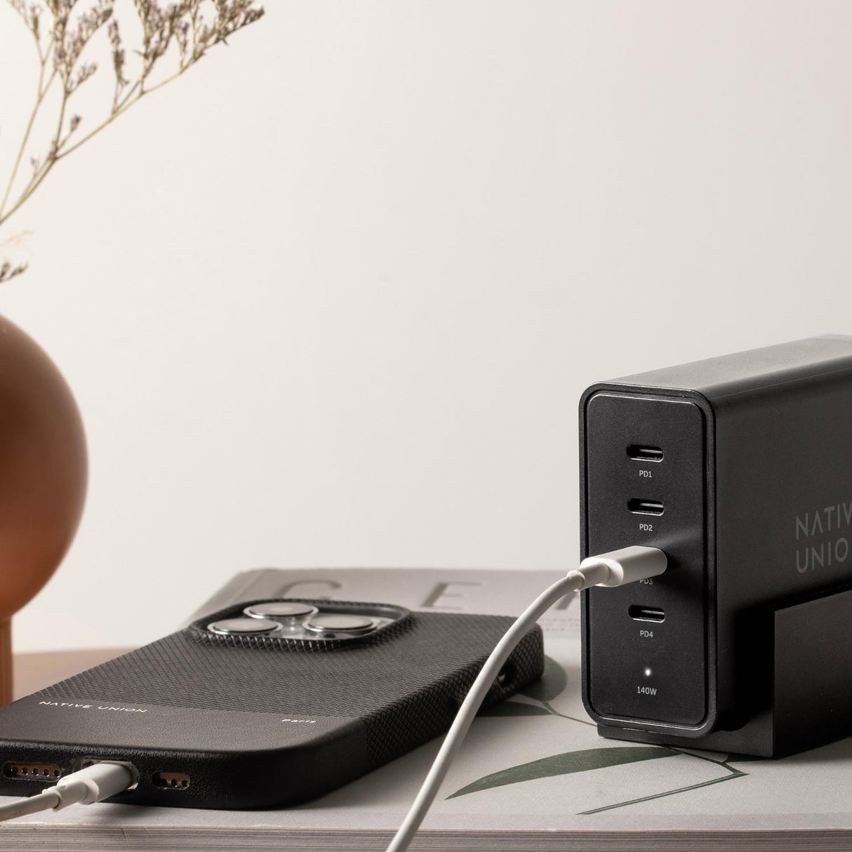 PD Fast Desktop Charger 140W Black Native Union