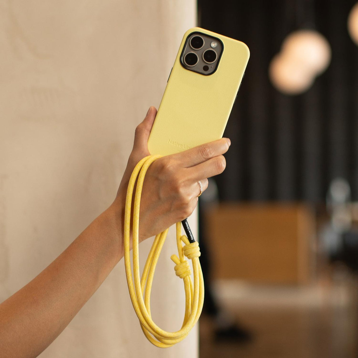 Funda Native Union Active Amarillo para iPhone 16 Pro